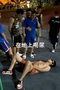 深圳沙河公园一男子躺在地上喝尿被警察带走